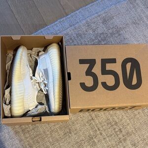 Yeezy Boost 350 V2 Sneakers in Bone